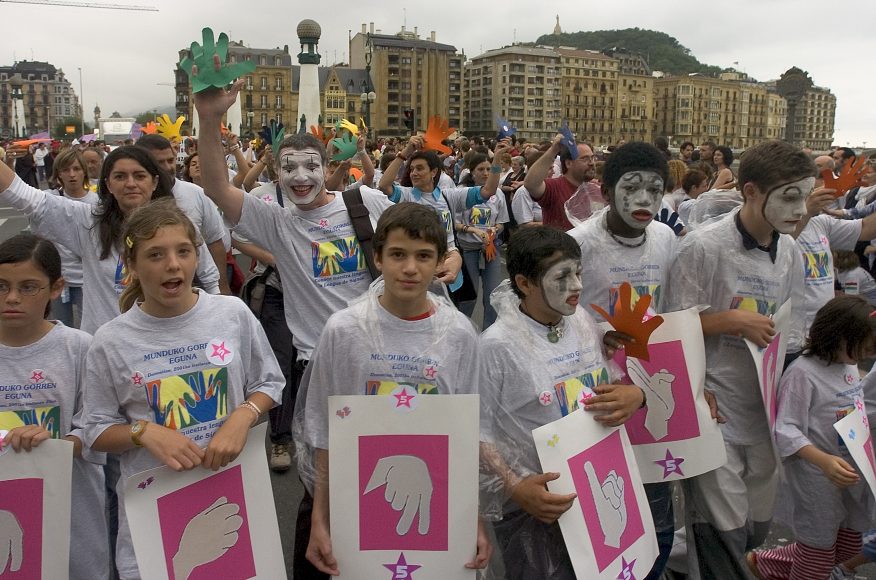 Manifesta 5, Donostia - San Sebastian, 2004. Jeremy Deller, Social Parade.
Photo © Manifesta 5